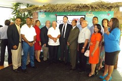 Joseì Miguel Gonzaìlez Cuadra con parte de los productores de Queso, Mermeladas y chocolate que participan en Corazoìn Dominicano