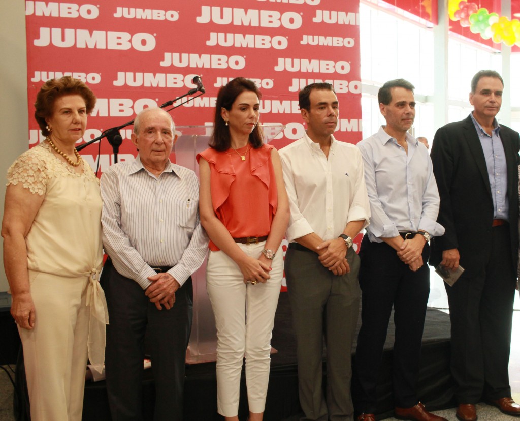 Foto 1 - José Manuel González Corripio junto a esposa María Isabel Cuadra e hijos.