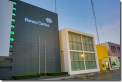 Foto 2, Fachada de la sede central de Banco Caribe, en Santo Domingo.