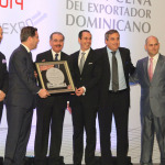 Foto 1 – El presidente Medina y Sadala Khoury premian a Barceló Export Import.